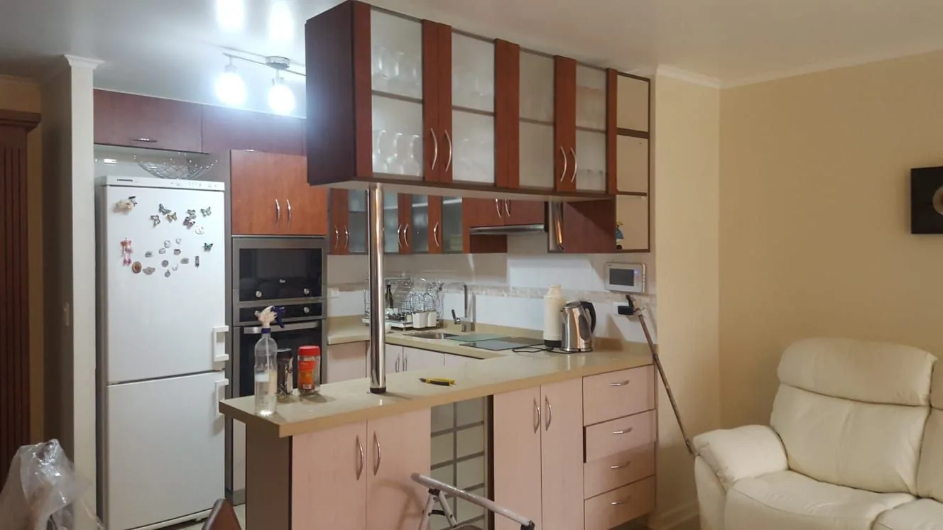 Mueble de estar con cajones, puertas claras y estantes de madera.